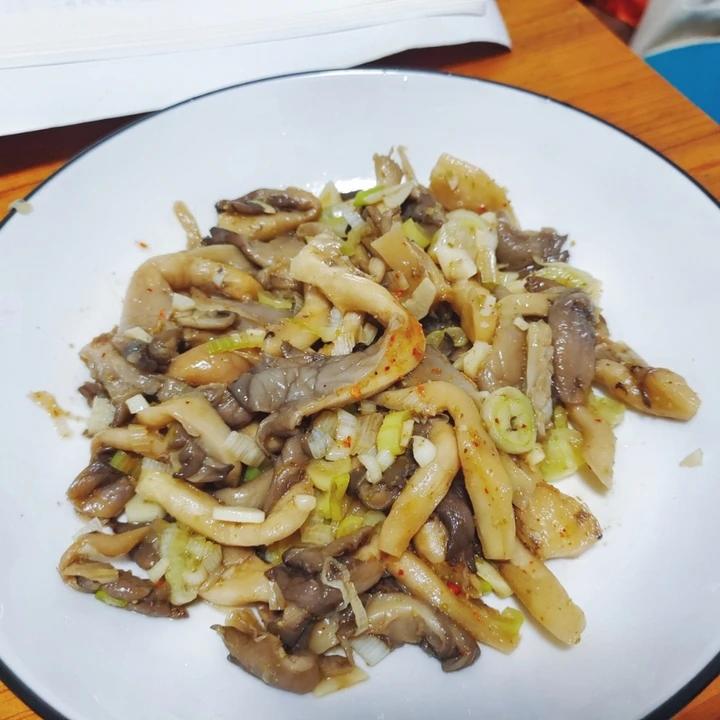 不一样的风情秀珍菇（小平菇），有了孜然加身。