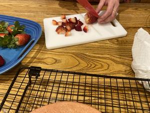 小白的第一次草莓裸蛋糕的做法 步骤11