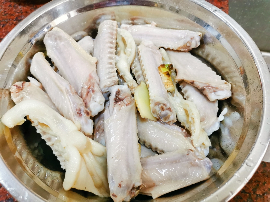 一锅熟超简单卤水鸭翅鸭掌素菜的做法 步骤7