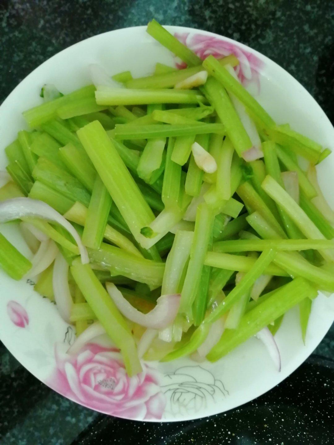 西芹炒百合怎样做到清爽又入味儿