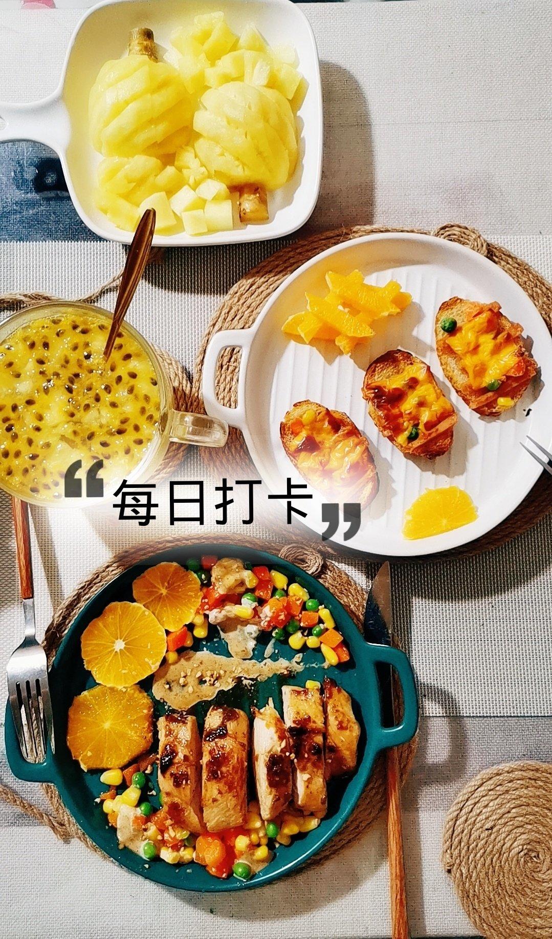 香煎鲜嫩多汁的黑椒鸡胸肉