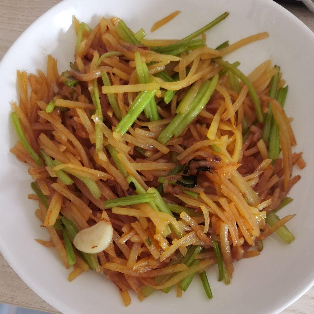 简单美味的家常菜！土豆丝炒芹菜