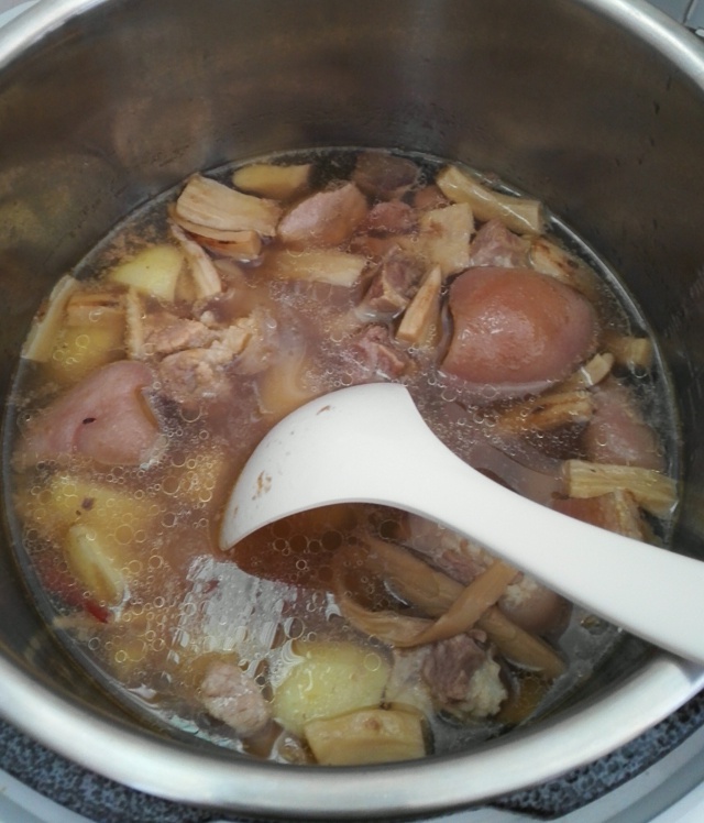 香辣土豆炖猪脚