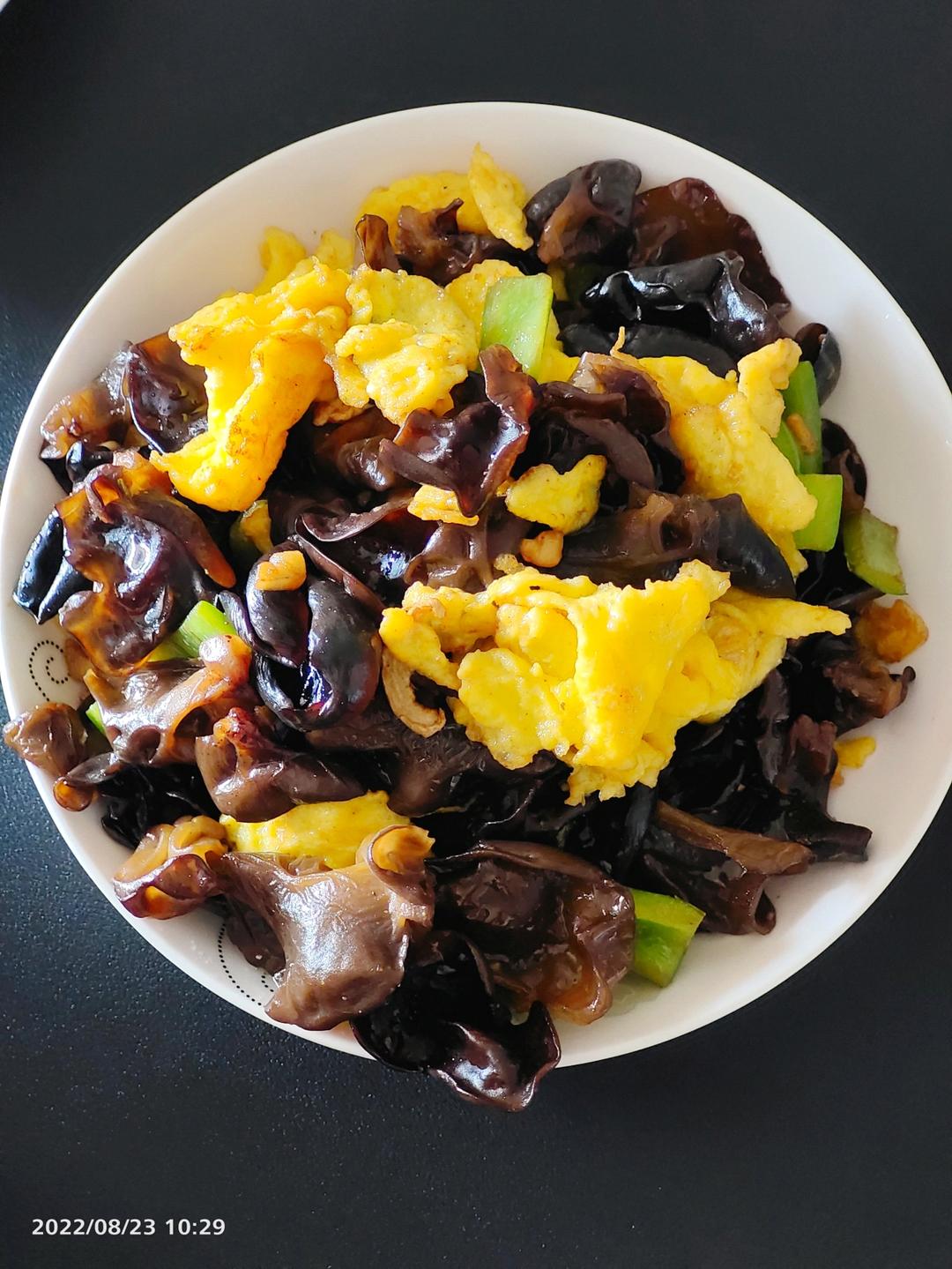 黑木耳青椒炒鸡蛋（营养又下饭）
