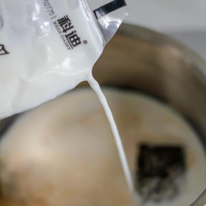 低糖又香醇的鲜奶焦糖奶茶的做法 步骤3