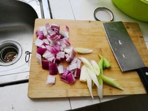 干香洋葱回锅肉的做法 步骤1