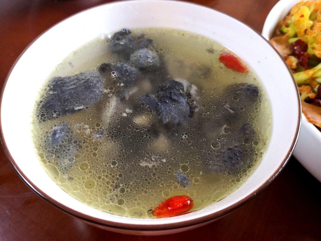 清炖乌鸡汤