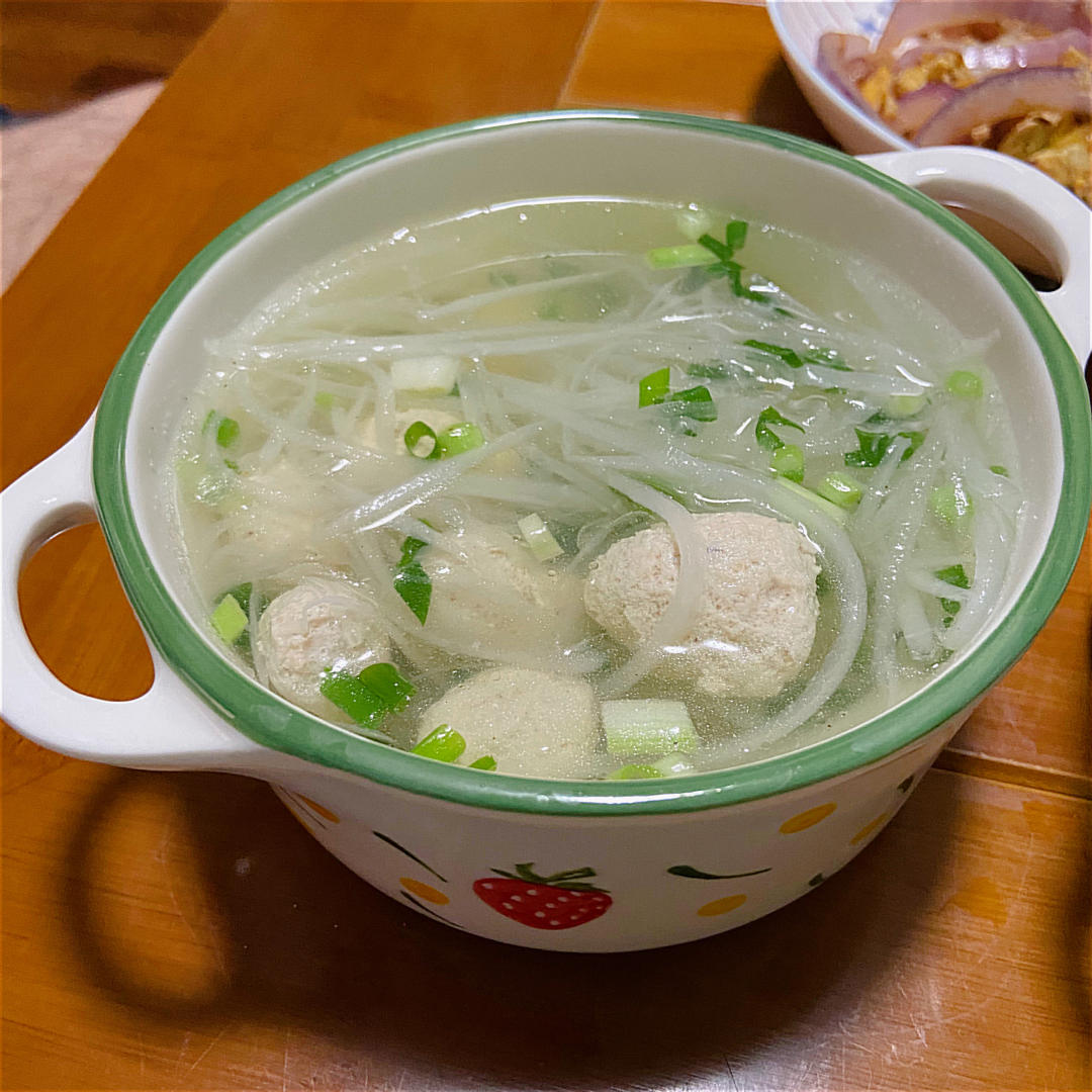 好喝又营养✅冬季离不开的粉丝萝卜丸子汤。
