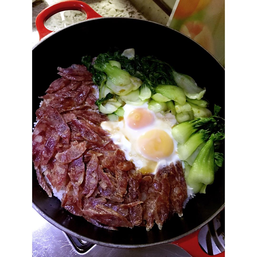 广式腊味煲仔饭