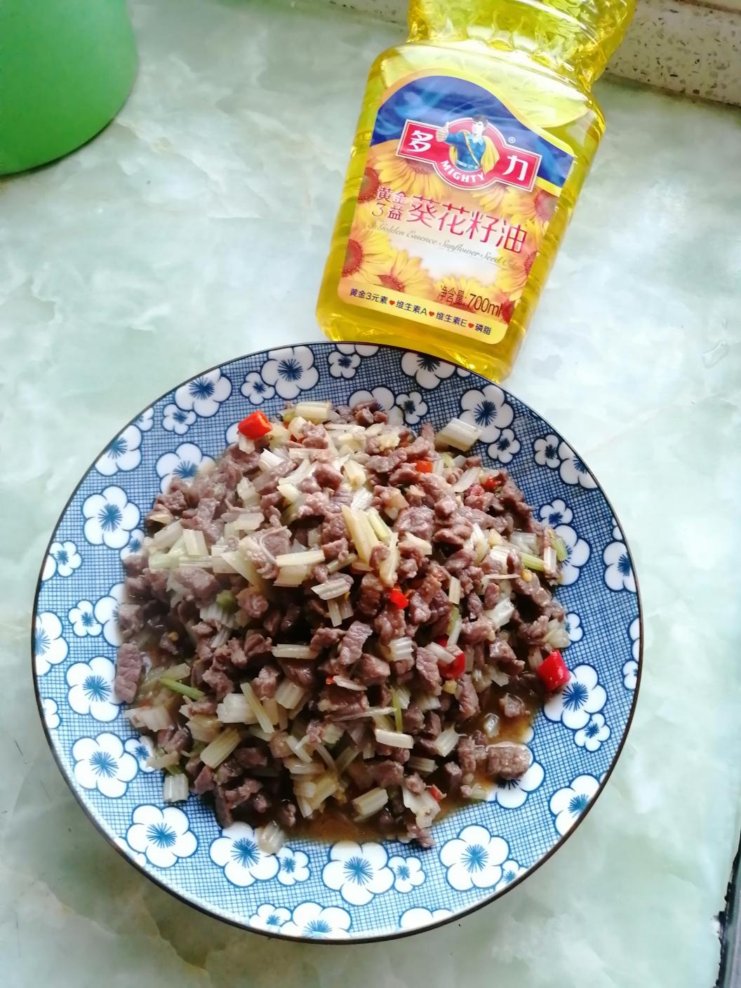 芹菜炒牛肉小粒的做法