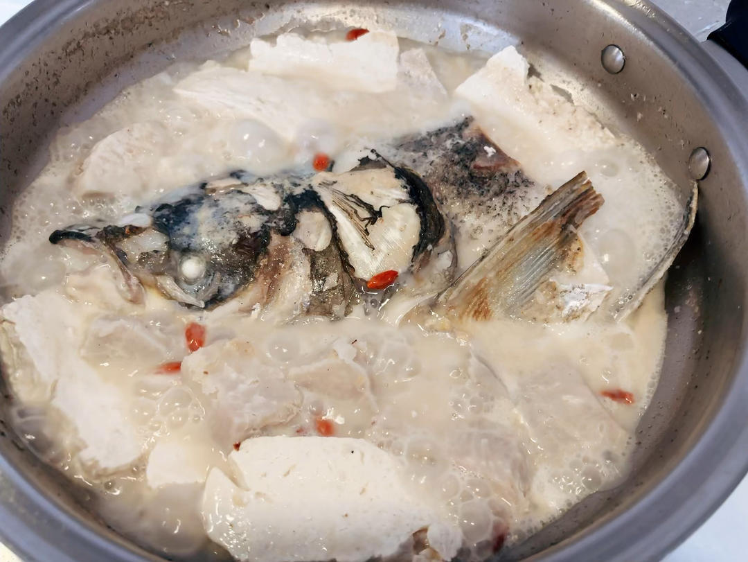 鱼头汤（鱼头豆腐时蔬汤、味鲜汤白有窍门)