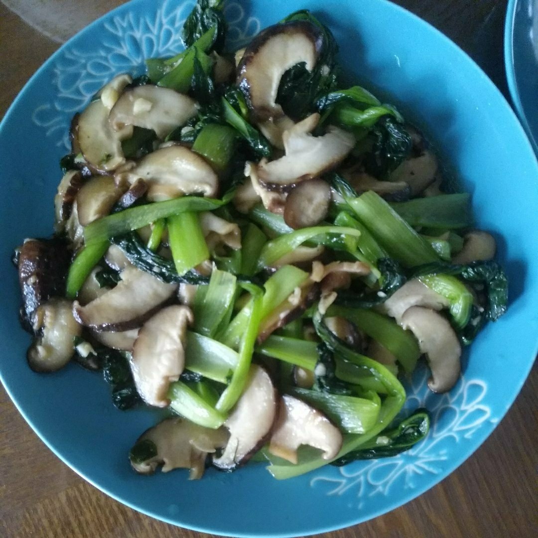 青翠的油菜香菇