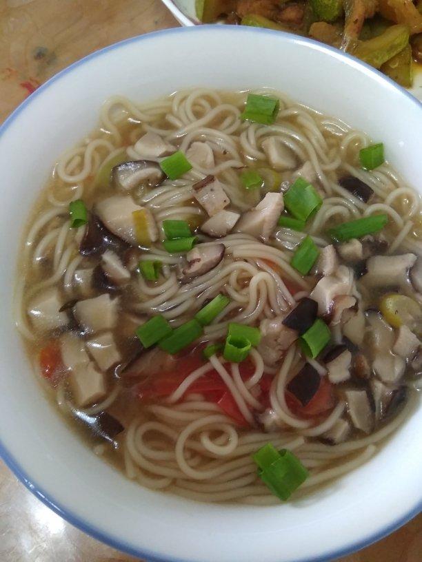 菌汤面条 看得见的香菇 尝得到的鲜美 这才是真正的菌汤