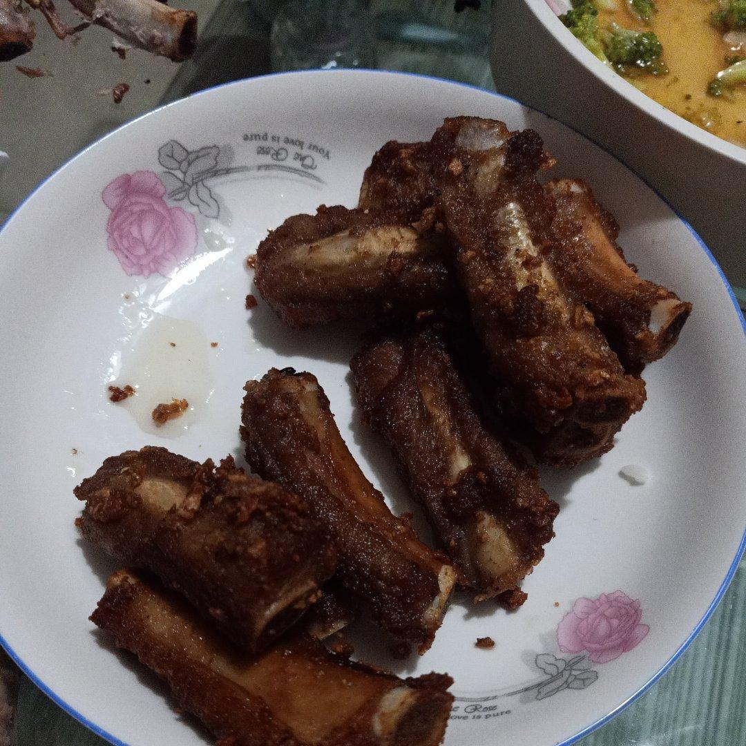 我家排骨从不红烧，加一些大蒜，出锅香喷喷，孩子吃完舔手指