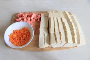 咸蛋黄炖豆腐的做法 步骤2