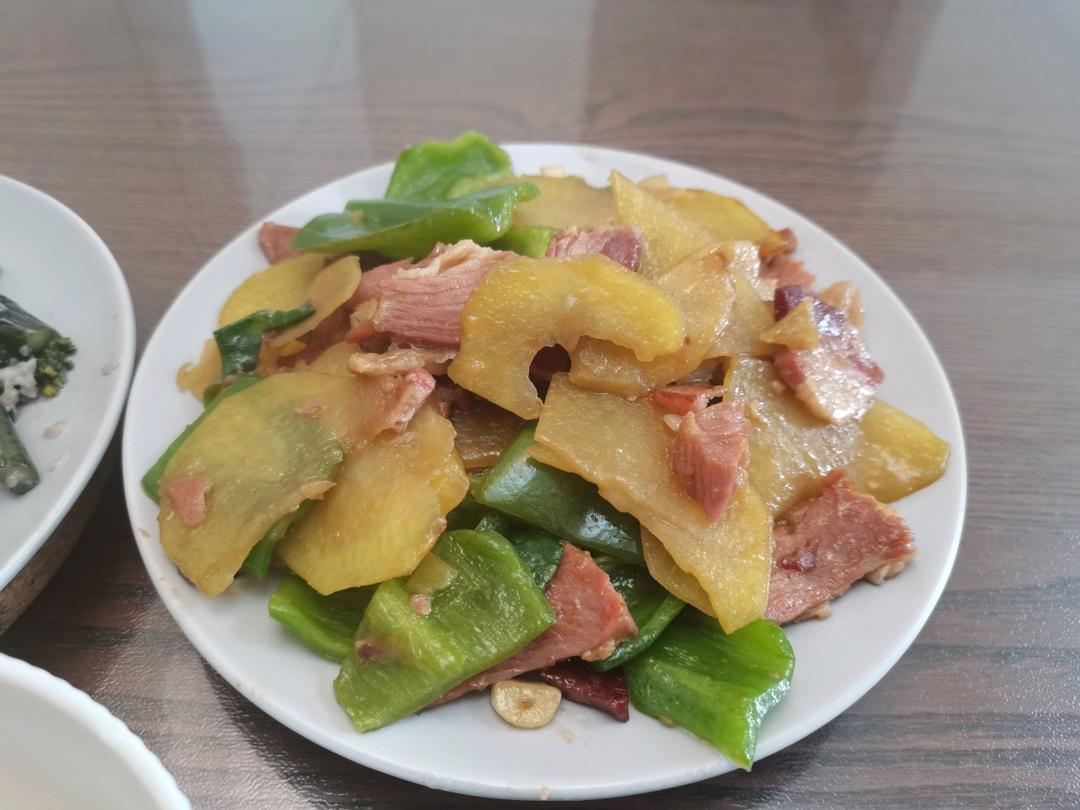 腊肉炒土豆片