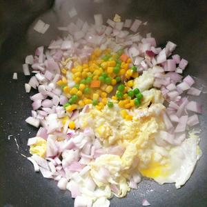 包菜香肠蛋炒饭的做法 步骤4