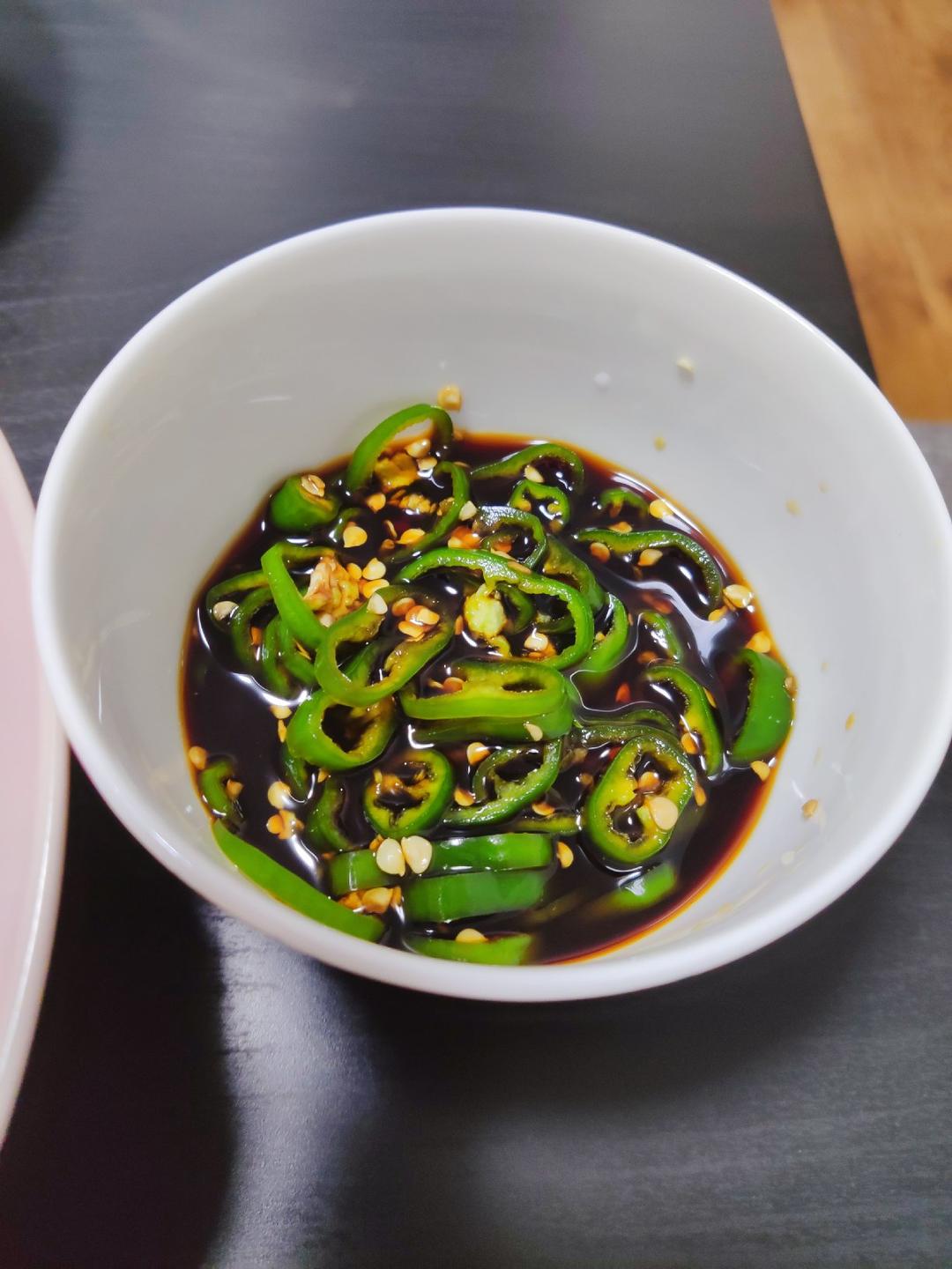 甜心少女软绵绵做的东北小咸菜～酱油辣椒圈