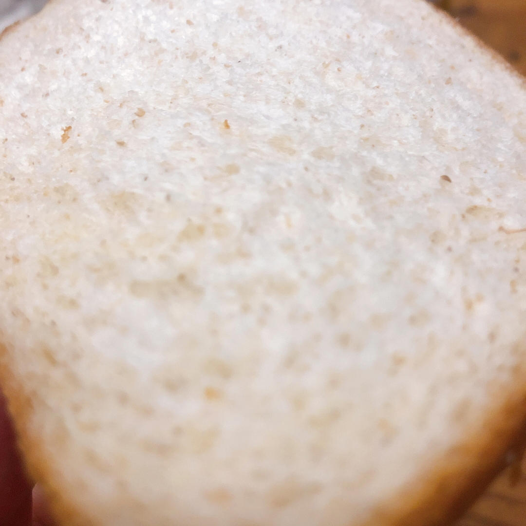 柔软的蜂蜜牛乳全麦吐司