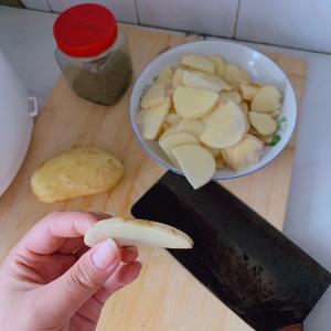 厨艺小白第一道干锅土豆片的做法 步骤1