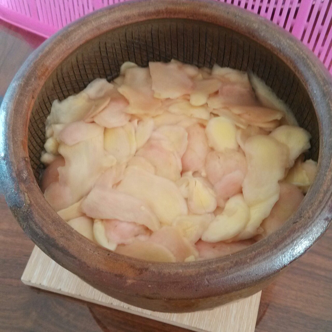 小妮子在厨房各种瞎折腾