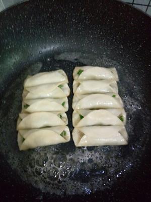 韭菜猪肉锅贴（饺子皮版）的做法 步骤8