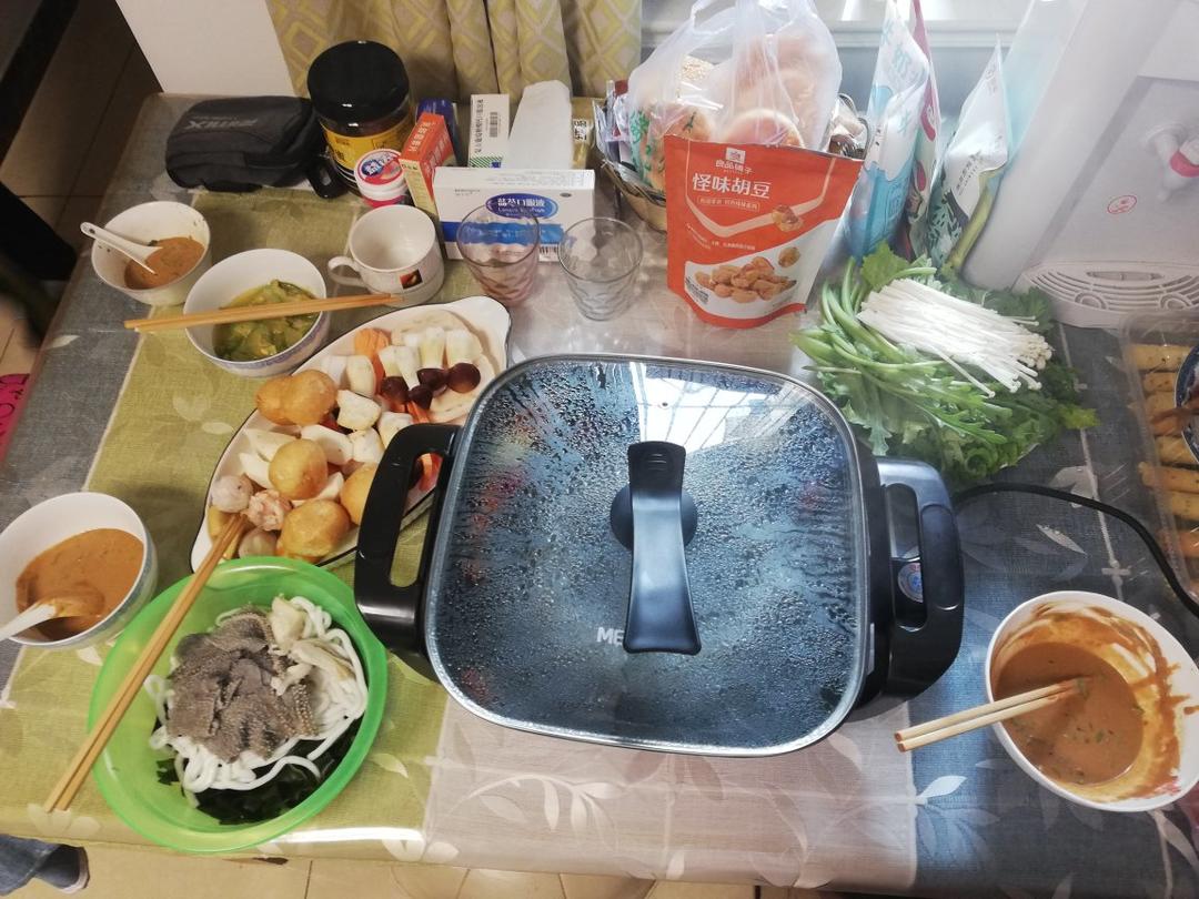 冬天第一顿火锅安排上了吗？热气腾腾的麻辣火锅走起
