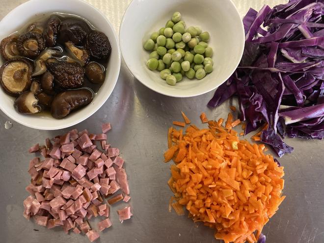 🌈彩虹烩饭（紫甘蓝火腿香菇胡萝卜豌豆烩饭）的做法