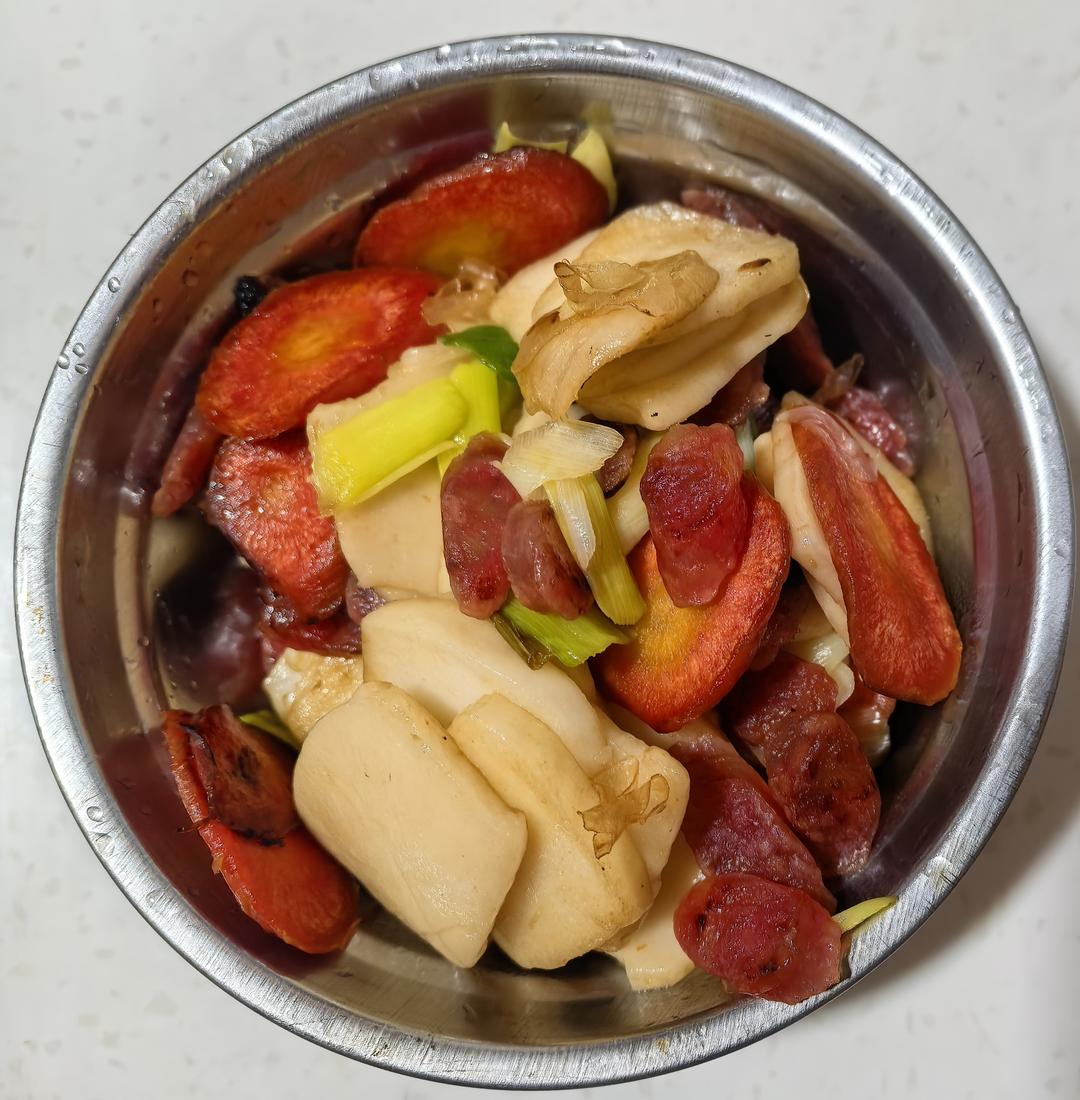 大蒜胡萝卜香肠炒年糕