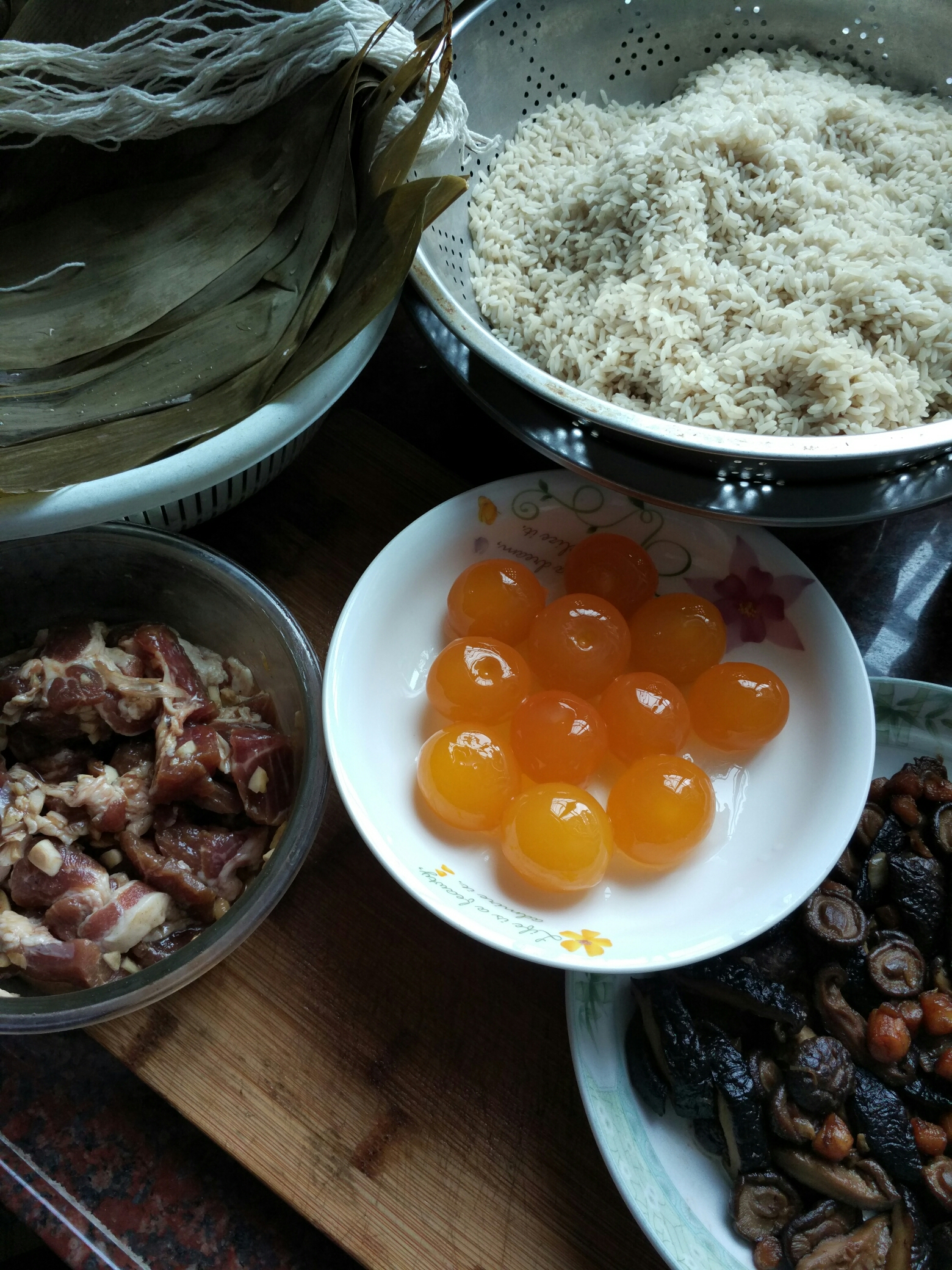 香菇蛋黄肉粽子的做法