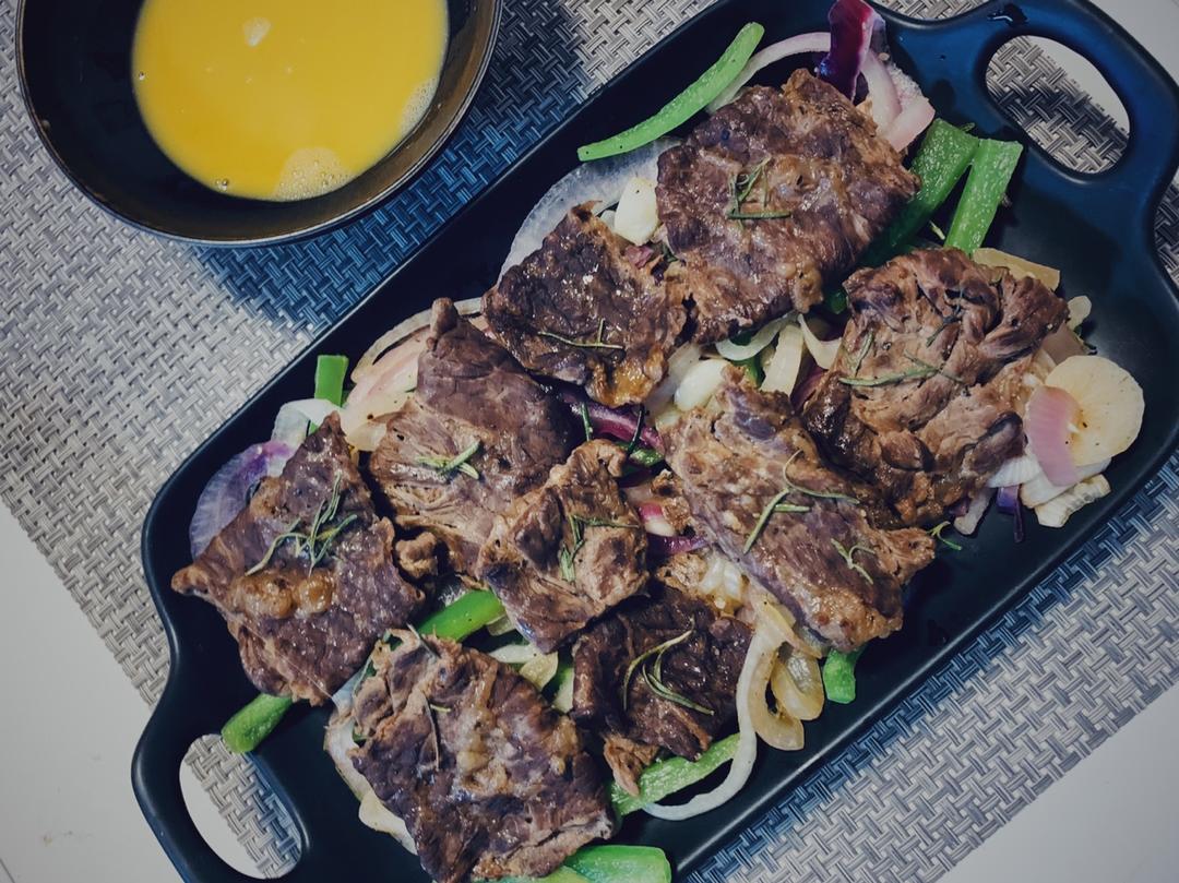 迷迭香蔬菜烤牛肉