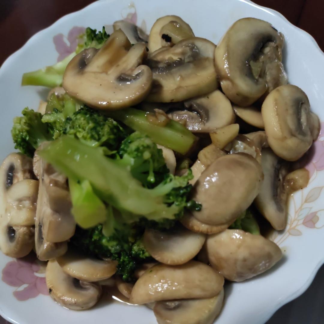 减脂餐～鲜美爽口的西蓝花炒口蘑