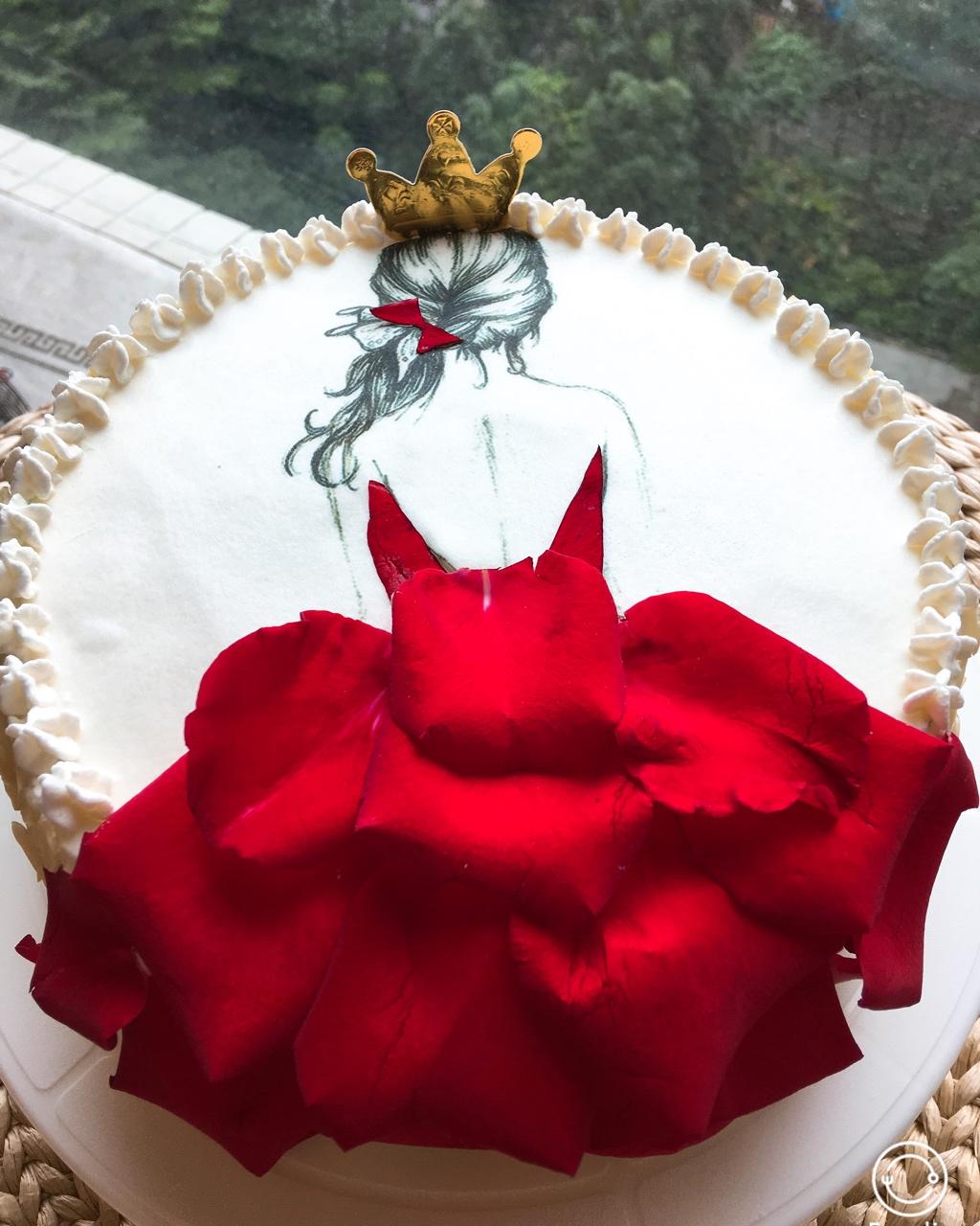 玫瑰花瓣生日蛋糕