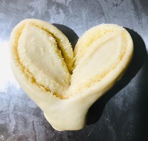 不加黄油也照样香甜可口的椰丝爱心面包（玉米油版）的做法 步骤13