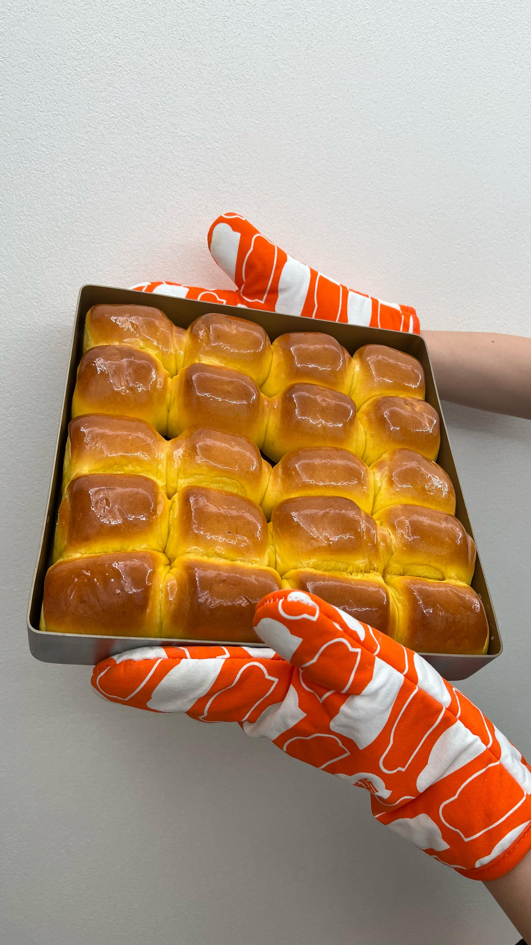 不加一滴水！这南瓜餐包太拉丝了，做法巨简单！