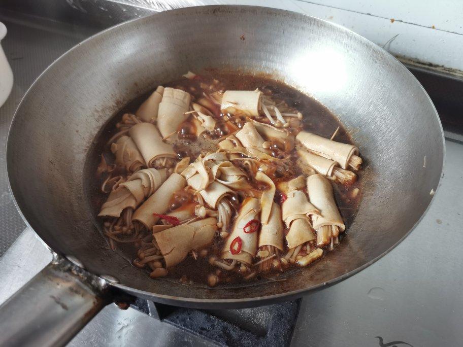 金针菇豆皮卷