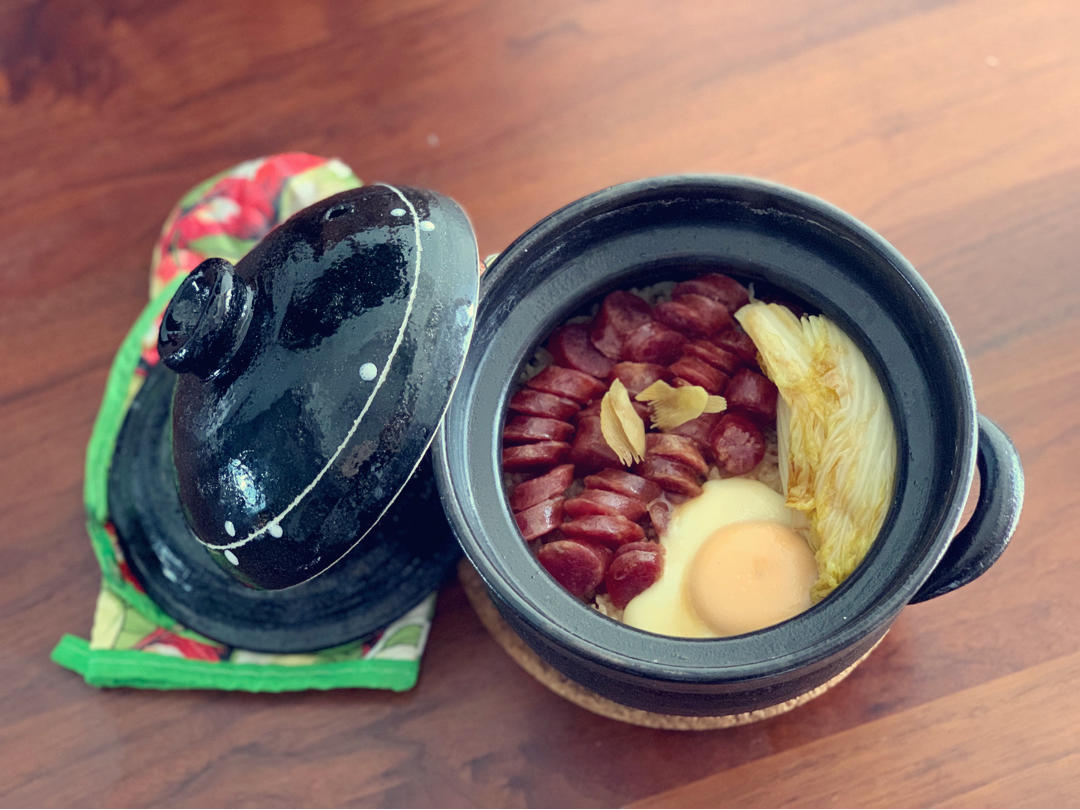 广式腊味煲仔饭