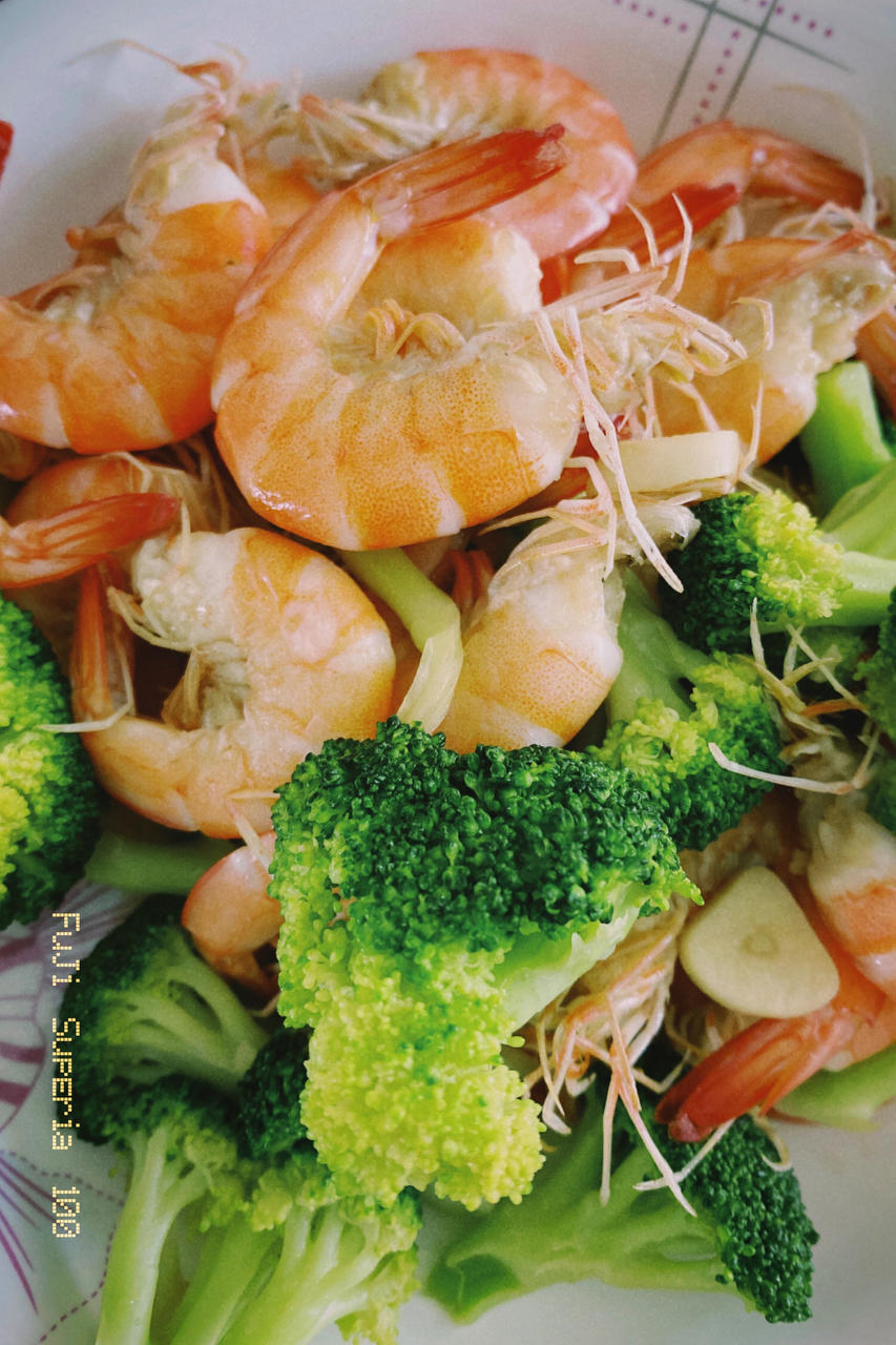 劳拉是蕾仔做的挑战100道家常菜半荤西兰花炒虾仁