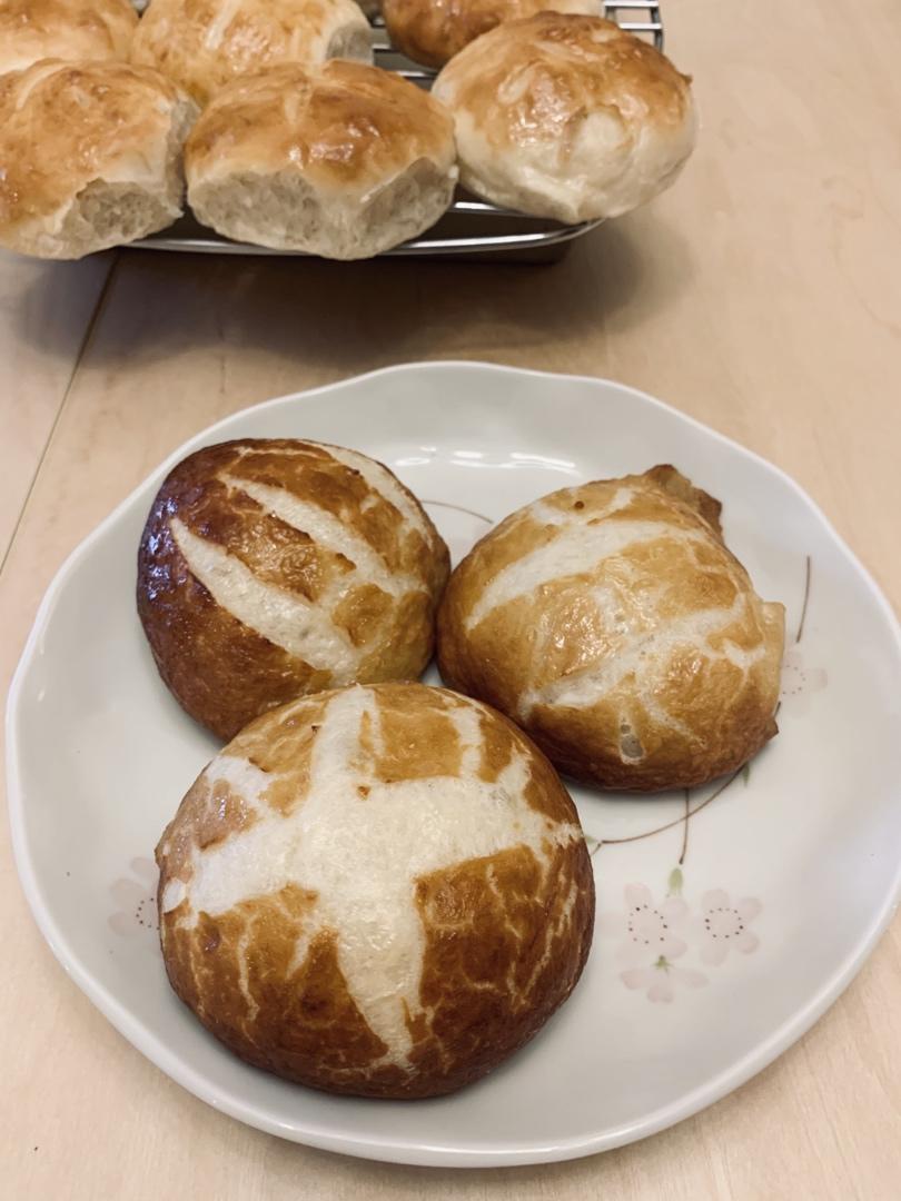 Soft pretzel buns