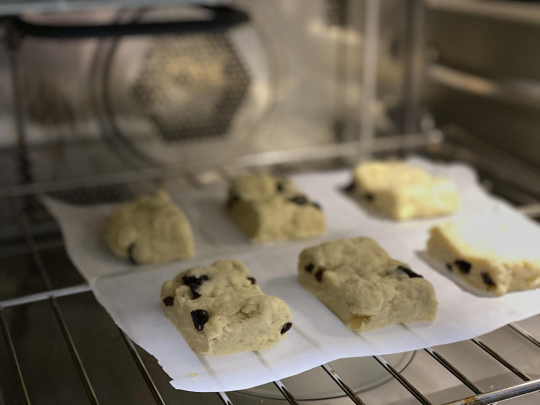 英式下午茶经典的司康饼，普通面粉也能做，像蛋糕又像面包