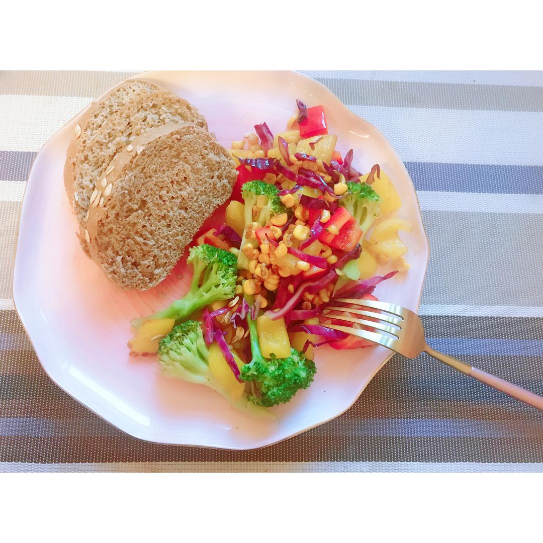 燕麦面包配橄榄油炒蔬菜