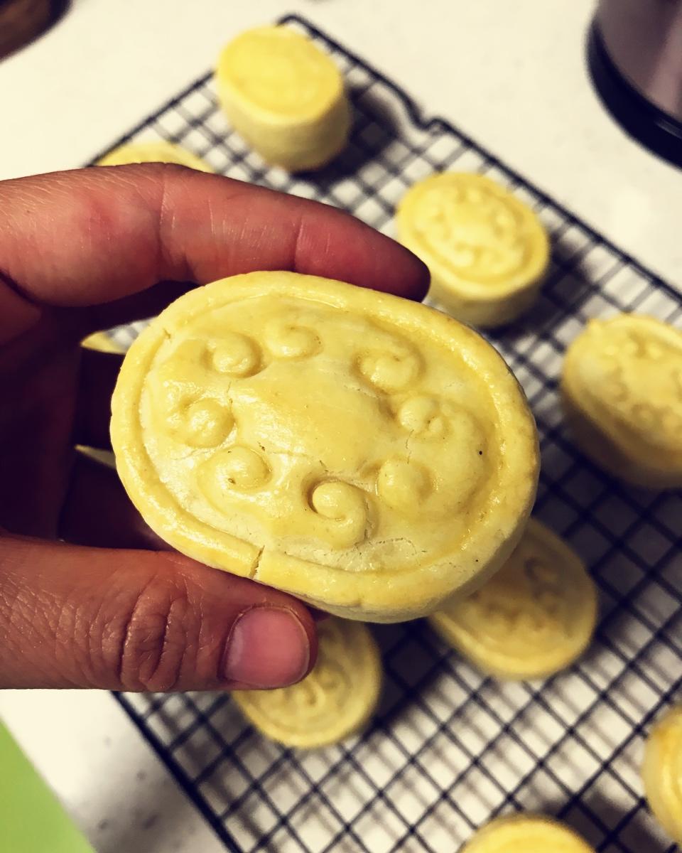 红莲蓉奶油皮月饼