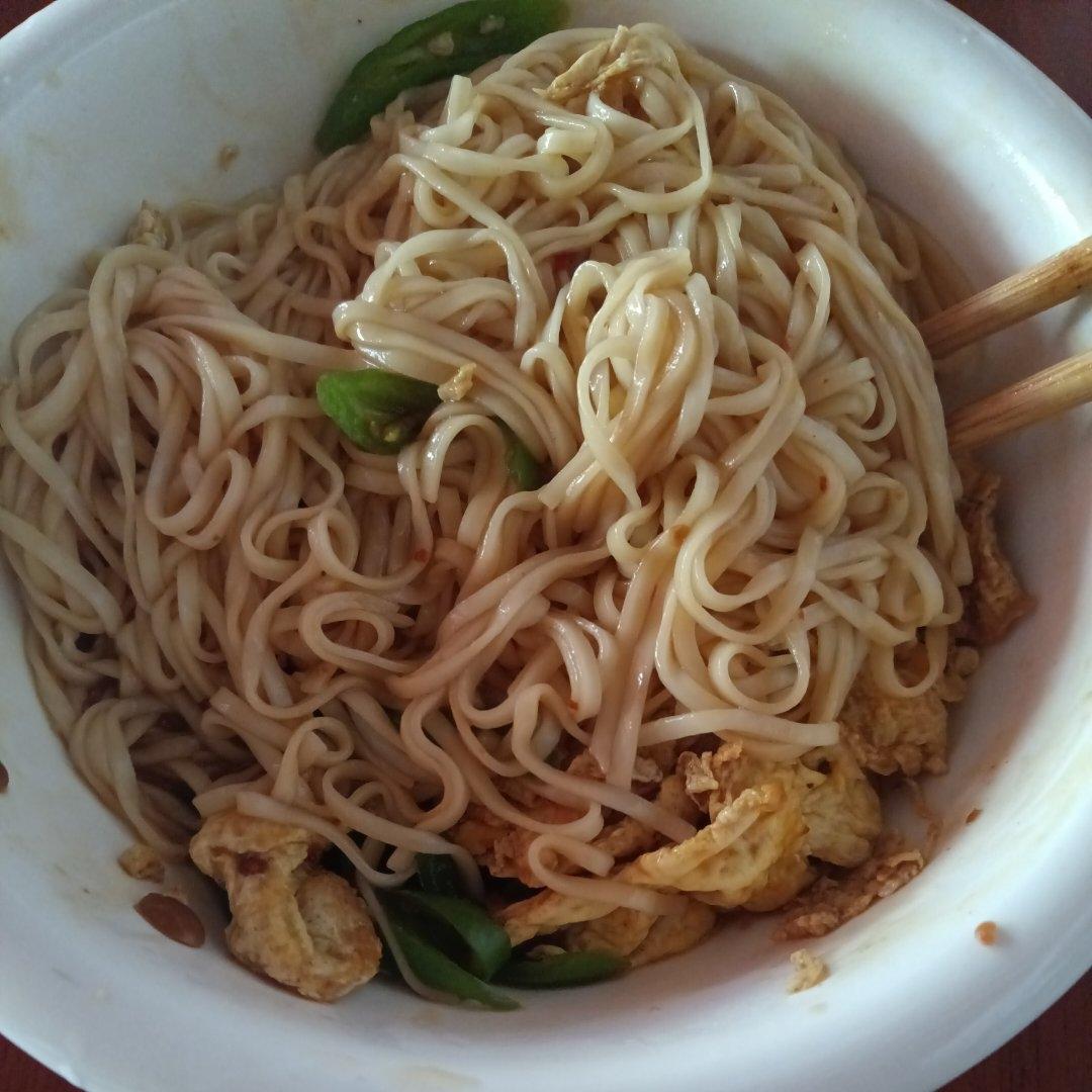 好吃不胖的青椒鸡蛋拌面