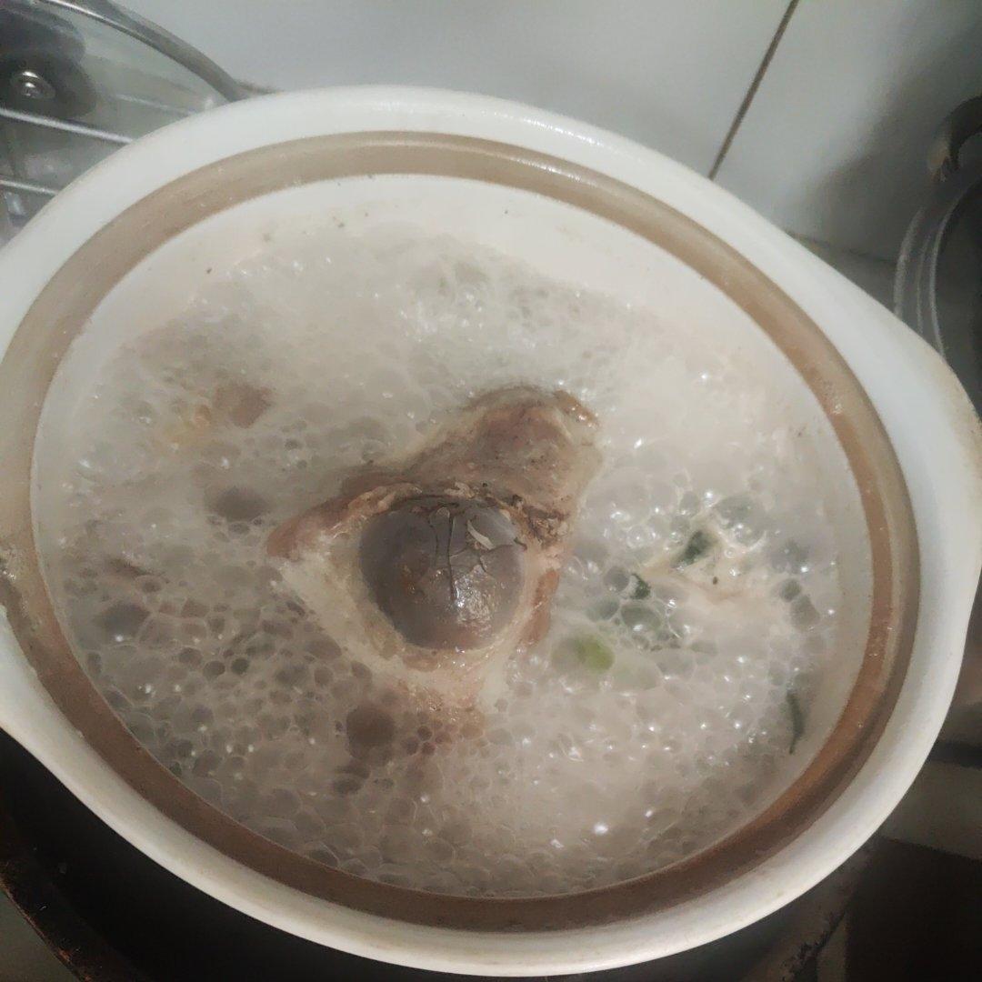 炖大骨头汤（汤色奶白）