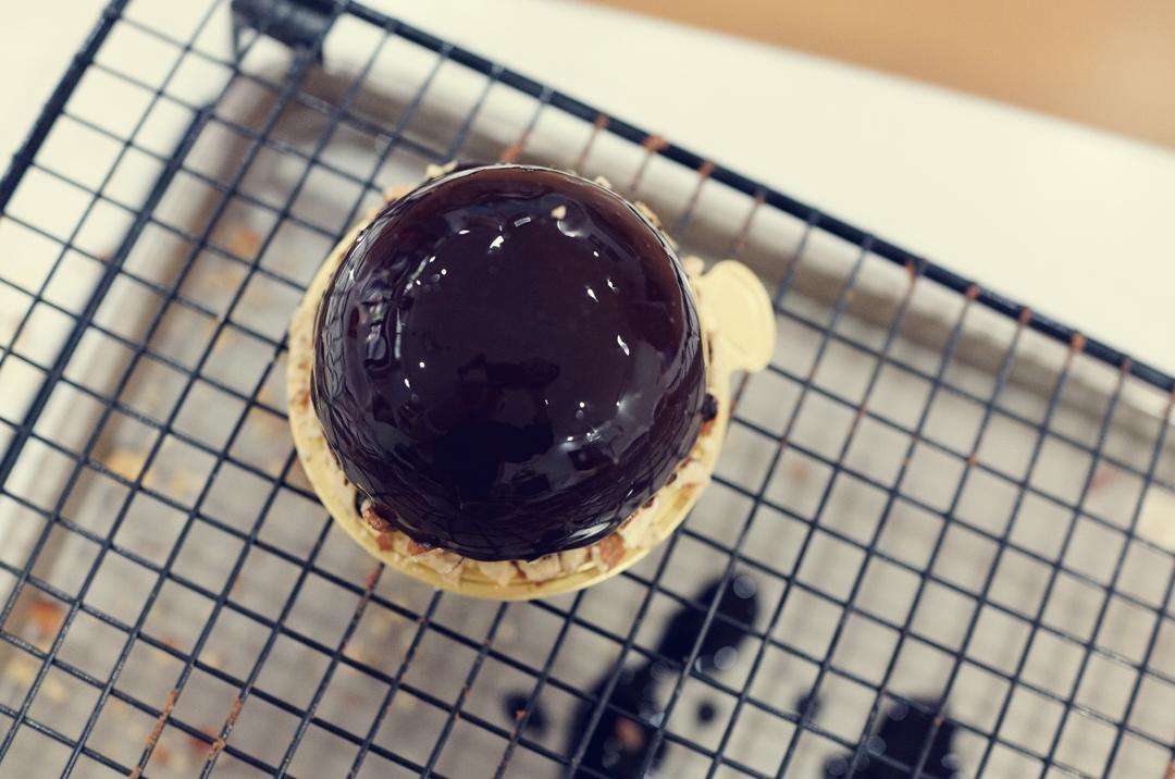 法式巧克力慕斯球球（含巧克力淋面、意式奶冻、芭菲和巧克力海绵底）