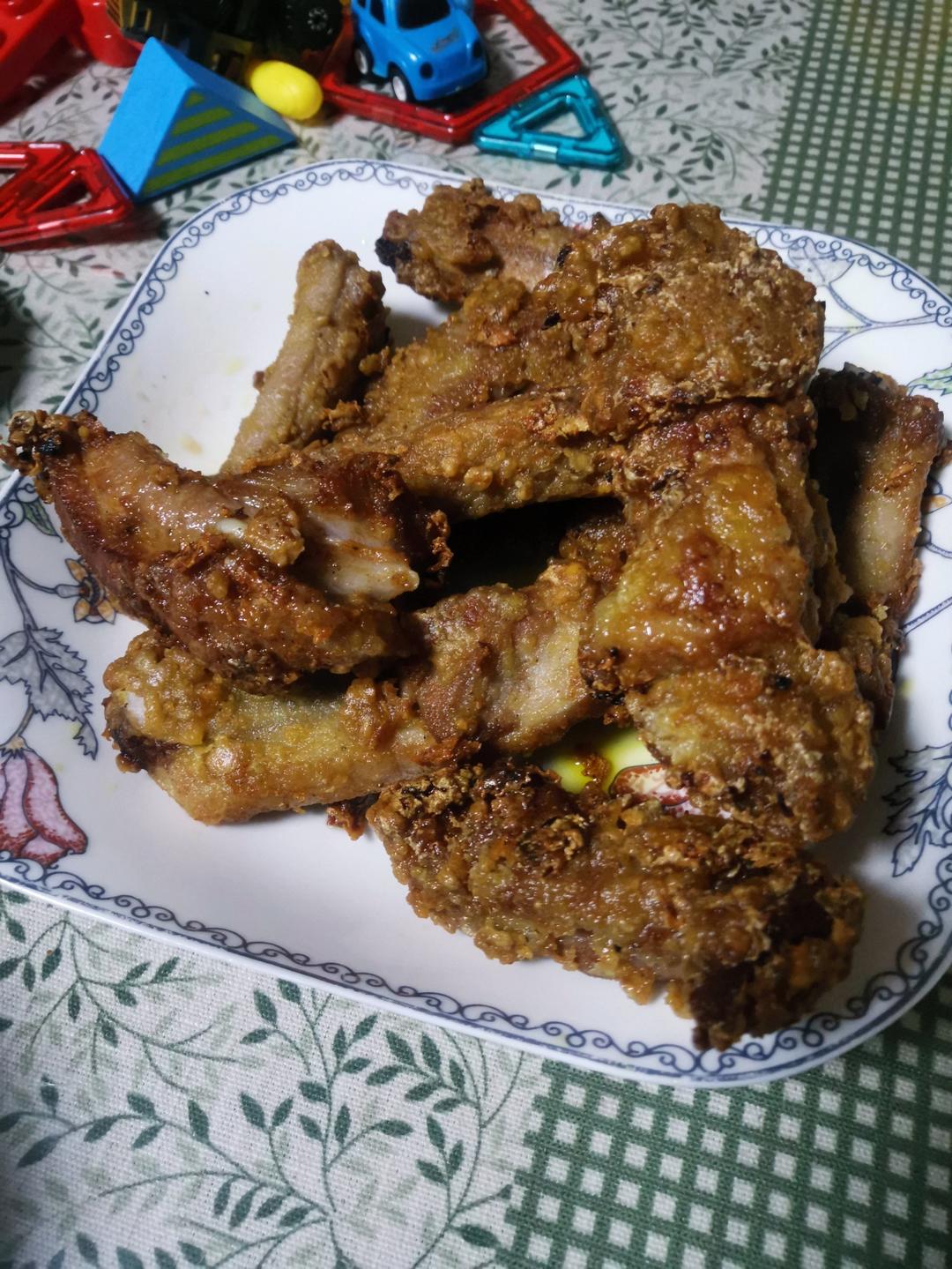 我家排骨从不红烧，加一些大蒜，出锅香喷喷，孩子吃完舔手指