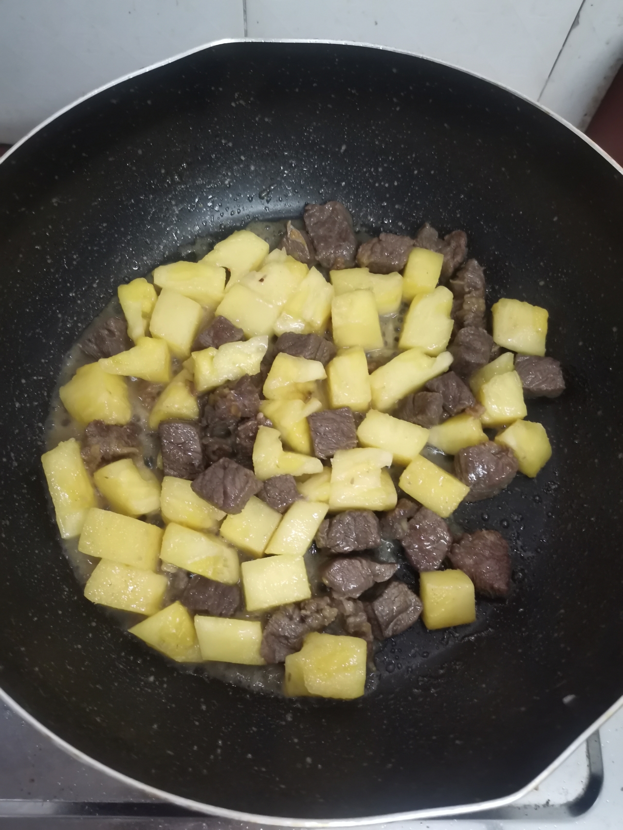 酸甜菠萝炒牛肉粒的做法 步骤3