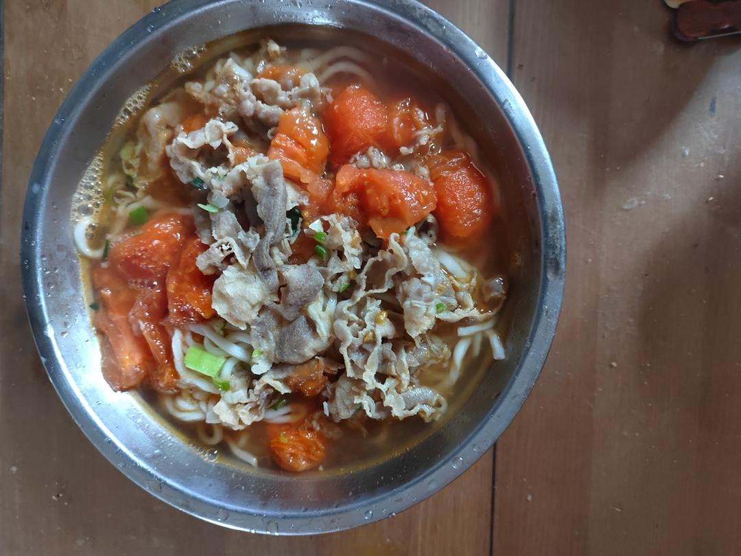酸辣过瘾番茄肥牛面，连汤汁都不想放过！🍜