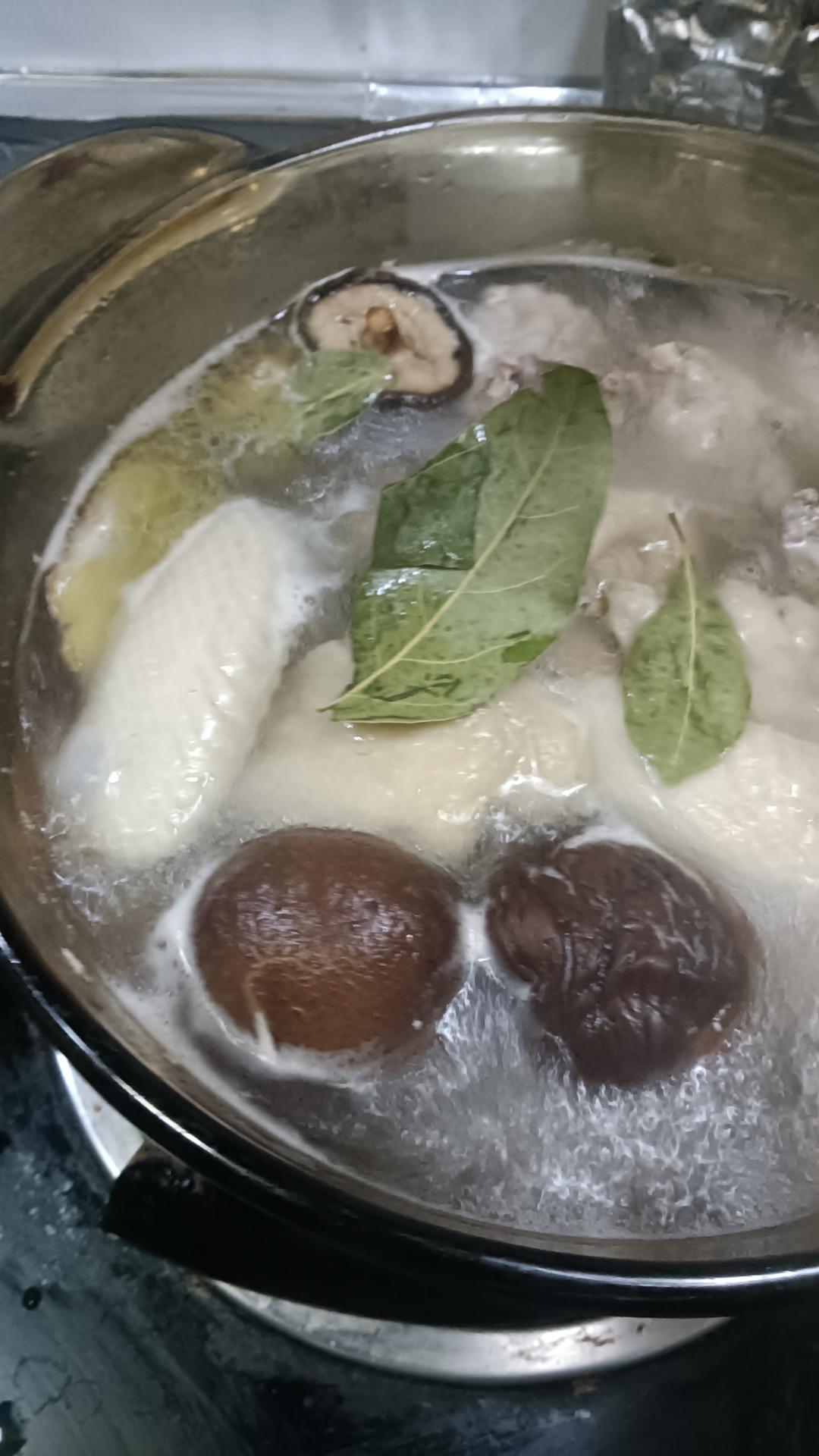 奶奶教的鲜香肥美香菇炖鸡汤