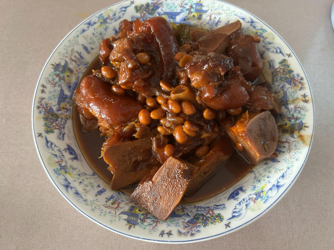 人间美味：砂锅炖猪蹄